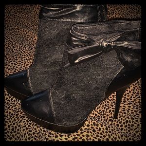 Sexy! Heel booties! Lace and bows